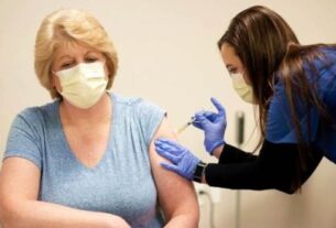 据《国会山》报道，加州一名护士在接受辉瑞新冠疫苗一周后新冠病毒测试呈阳性。