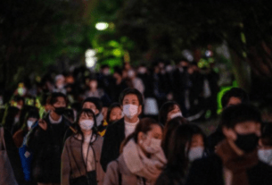 据日媒报道，日本政府26日宣布，从当地时间28日0时起至明年1月底，暂停来自所有国家和地区的新入境。这句简短的消息给外界造成日本“封国”的错觉，实际上，新政之下仍有大量符合条件的外国人可以入境日本。