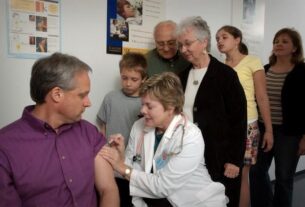 据《华尔街日报》报道，以色列在两周内为近一半的高危群体和超过10%的人口接种了疫苗，成为目前全球疫苗覆盖率最高的国家。