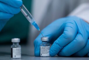 据英国《卫报》19日报道，以色列应对新冠肺炎疫情主管官员警告说，单剂量的辉瑞疫苗提供的保护可能比最初认为的要少，因为该国在周一报告了创纪录的1万例新增新冠病毒感染病例。