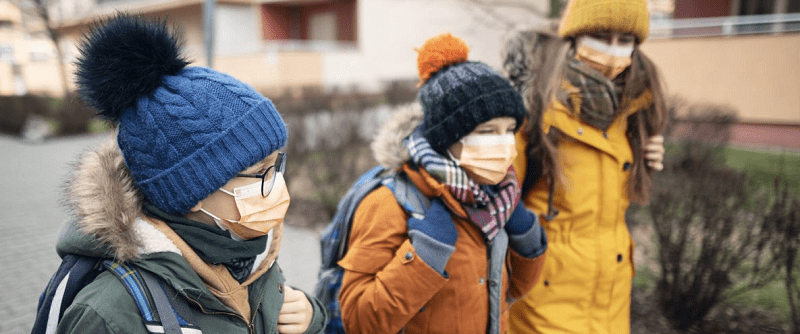 2月12日，CDC发布了一份新冠肺炎疫情期间重开学校的防疫指南，以指导学校安全地重新开放面对面授教学。这份指南建议学校根据所在地区的疫情严重程度分阶段实施重新开放计划。