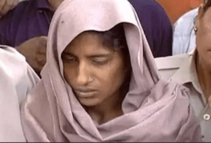 据印度快报（Indianexpress ）2月19日消息，12岁的塔杰（Taj）公开向印度总统拉姆·纳特·科温德（Ram Nath Kovind）请求赦免自己母亲莎娜姆（Shabnam）的死罪，如果失败，莎娜姆将成为印度1947年独立之后，第一位被送上绞刑架的女犯人。在塔杰的眼里，这是自己至亲至爱的妈妈，而对于其他人来说，却是一名杀人不眨眼的恶魔。