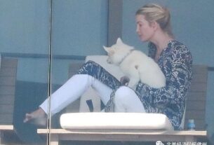 2月12日，伊万卡出现在她自家的阳台上，怀抱着白色小狗，光着脚坐在沙滩椅上，很是悠闲的感觉。