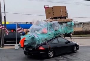 近日，在德克萨斯州，路人拍下了一个惊人的时刻，一名司机将一辆普通轿车装成了“货车”，严重超载。