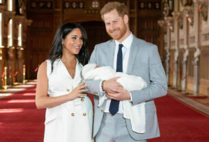 据当地时间2月14日深夜英国《每日邮报》与《太阳报》头版头条消息，苏塞克斯公爵夫妇哈里王子与梅根·马克尔的发言人宣布，梅根现已怀孕，2岁的阿奇·哈里森·温莎·蒙巴顿在2021年将成为大哥。