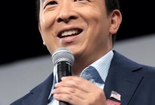 据“世界新闻网”报道，一项10日发布的最新民调结果显示，华裔民主党纽约市长参选人杨安泽以28%支持率再次领先，布鲁克林区长亚当斯和市审计长斯特林格以17%和13%的支持率排在第二和第三位。报道称，这已是近期杨安泽第三次在2021年市长选举民调中支持率排第一。