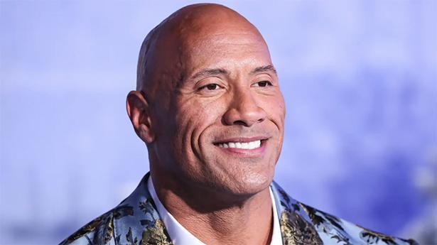 据《LAD Bible》2月16日消息，48岁的美国好莱坞巨星道恩·强森（Dwayne Johnson）常在影片中以硬汉形象示人，又称“巨石强森”。
