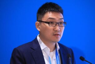 3月17日，拼多多公布财报的同时，拼多多董事长黄峥发布2021年度致股东信，宣布董事会已批准其辞任董事长，由联合创始人、现任CEO陈磊接棒。黄峥在致股东信中称，行业竞争的日益激烈甚至异化，让其意识到传统的以规模和效率为主要导向的竞争有其不可避免的问题，要改变就必须在核心科技和其基础理论上寻找答案。