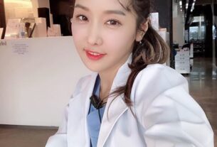 韩国“冻龄美女”牙医李秀珍拥有高挑纤瘦身材及美丽脸蛋，外形如20多岁女生一般青春貌美，但她其实已经52岁。除了医生工作，李秀珍也经营个人YouTube频道，除了分享生活点滴外，也大方谈论感情史，近日就曝光她不但被小鲜肉求婚过，还曾与某个知名歌手交往，男方身份引发热议。