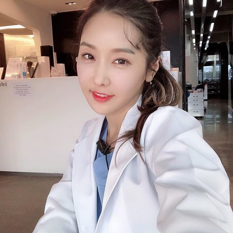 韩国“冻龄美女”牙医李秀珍拥有高挑纤瘦身材及美丽脸蛋，外形如20多岁女生一般青春貌美，但她其实已经52岁。除了医生工作，李秀珍也经营个人YouTube频道，除了分享生活点滴外，也大方谈论感情史，近日就曝光她不但被小鲜肉求婚过，还曾与某个知名歌手交往，男方身份引发热议。
