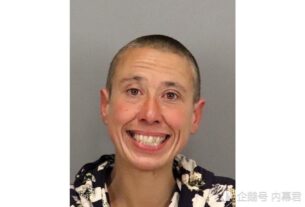 有政府官员表示，一名女子被控在硅谷户外用餐时向一名亚裔男子吐口水，并进行种族诽谤，她已被控犯有仇恨犯罪和殴打等轻罪。这起案件是自新冠肺炎疫情袭击美国以来，针对亚裔美国人的一系列出于种族动机的骚扰和袭击事件中的最新一起。