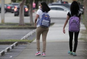 佛罗里达州的教育工作者担心，许多学生，尤其是那些在疫情期间仍在学习的学生，正在学海里苦苦挣扎，甚至可能面临挂科失学的风险。目前全州总计有数万名学生离开了该州的公立学校系统。