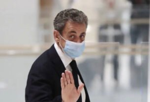 3月1日，法国一家法院判处前总统尼古拉·萨科齐三年有期徒刑，罪名是腐败和兜售影响力，但缓期两年执行。