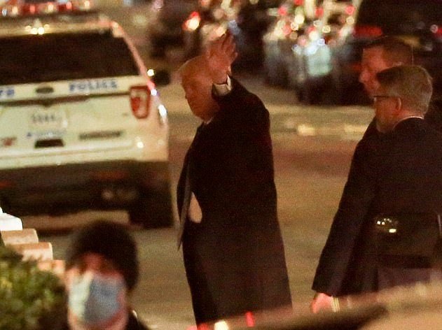 法新社8日报道，前总统特朗普（Donald Trump）6个多星期前卸任后，首度回到他的故乡纽约。约20名特朗普粉丝出面相挺，鼓励他再战2024年总统大选。