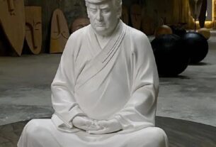 网购平台淘宝出现了美国前总统特朗普的禅修雕塑。有卖家声称，这尊雕像会“让你的公司再度伟大”。