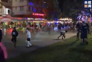 18日晚，迈阿密海滩附近街道上聚集着大批扎堆过春假的人群，人们大都未戴口罩，也未注意保持社交距离。随后警方赶到试图驱散聚集人群，一些人并未立即听从警方指令，不愿离开，现场一片混乱。