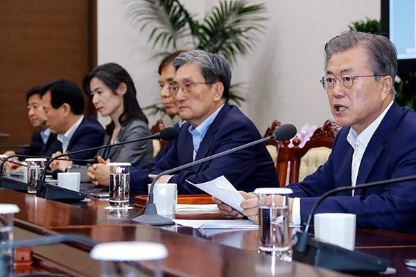 韩国政府公职者伦理委员会25日公开2020年高级公职人员定期财产变更明细，截至去年底1885名韩国高级公职人员的人均财产为14.1297亿韩元（约人民币813.74万元），较上年度公开的财产增值1.3112亿韩元。