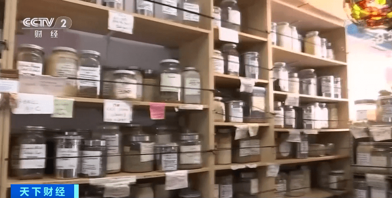 上亿人的新风口？茶，突然在美国火了！星巴克、可口可乐纷纷入局… 随着疫情期间居家时间增多，不少美国人找到了新的爱好“喝茶”。美国茶叶市场在疫情期间迎来新一轮增长，购买草药茶和传统中国茶的美国消费者越来越多，特色茶逐渐走俏美国市场。