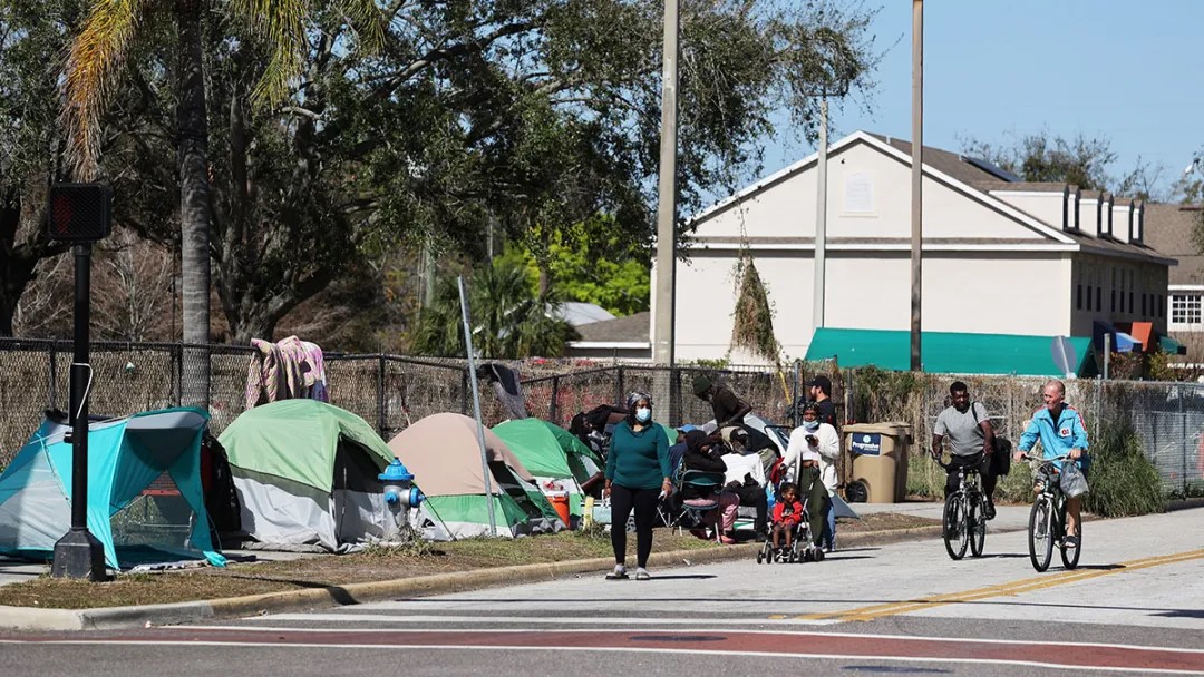 佛罗里达州根据新法律禁止无家可归者在公共场所睡觉