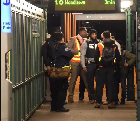 纽约布朗克斯地铁站血案：一场争执引发的悲剧